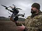 Voják p�edvádí ukrajinský FPV dron s optickým vláknem na vojenském tr�i�ti na...