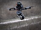 Voják p�edvádí ukrajinský FPV dron s optickým vláknem na vojenském tr�i�ti na...