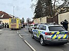 Vozidla policie u nehody po honi�ce v Doln�ch Po�ernic�ch v Praze (6. �nora...
