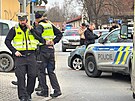 Vozidla policie u nehody po honi�ce v Doln�ch Po�ernic�ch v Praze (6. �nora...