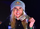 Ester Ledecká slaví na pódiu bronzovou medaili z mistrovství sv�ta ve sjezdu.