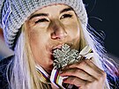 Ester Ledecká slaví na pódiu bronzovou medaili z mistrovství sv�ta ve sjezdu.