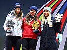Medailistky z mistrovství sv�ta ve sjezdu: zleva st�íbrná Mirjam Puchnerová,...
