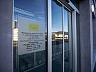Opraven budova Uranu u autobusovho ndra poskytla zzem cestujcm. Lid...