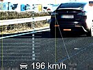 Senior zkou�el rychlost elektromobilu. Policisty p�edjel dvoustovkou