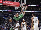 Jayson Tatum (v zeleném) z Bostonu zakonuje v utkání proti New Orleans.