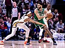 Brandon Boston (vlevo) z New Orleans se snaí zastavit Jaysona Tatuma z Bostonu.