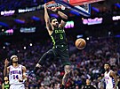 Jayson Tatum smeuje v zápase proti Philadelphii.