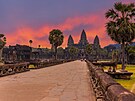 Jedine�ný Angkor Vat v Kambod�i je plný staveb a chrám�. Pohled na západ slunce...