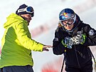 Ester Ledecká s trenérem Franzem Gamperem prohlí�í tra� p�ed závodem MS ve...