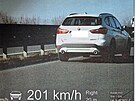 Rychlost� p�es 200 kilometr� v hodin� po D1 svi�t�l �ty�icetilet� �idi� BMW. Po...