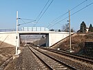 Nov� silni�n� nadjezd p�es �elezni�n� tra� v Libochovanech vznikl na m�st�...