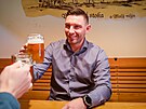 Michal Nov�k v restauraci v Masn�ch kr�mech p�i seri�lu Na le��ku
