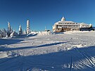 Hotel na vrcholu kru�nohorsk�ho Kl�novce. (13. prosince 2022)
