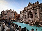 Fontána di Trevi kone�n� shodila le�ení. Prohlédnout si ji v�ak chce v�t�í ne�...