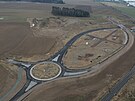 Nov� vybudovan� kruhov� objezd v budouc� pr�myslov� z�n� Solnice-jih