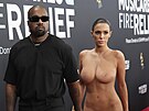 Kanye West a Bianca Censori na cenách Grammy v Los Angeles (2. února 2025)