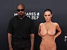 Kanye West a Bianca Censori na cenách Grammy v Los Angeles (2. února 2025)
