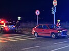 Nehoda dodvky mstsk policie a osobnho auta ped Trojskm mostem v Praze....