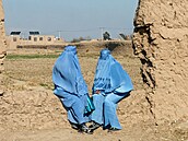 Afghánské �eny v burkách sedí na ulici v okrese Injil v provincii Herát. (30....