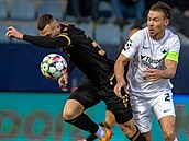 Liberecký obránce Dominik Plechatý (vpravo) se sna�í ubránit Erika Prekopa z...