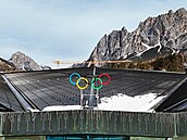 Olympijské kruhy na curlingové hale v Cortin� rok p�ed startem her