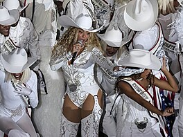 Vystoupení zp�va�ky Beyoncé v polo�ase utkání NFL mezi Houstonem a Baltimore.