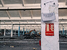 Poslední výrobní hala továrny Zetoru v Brn�, tzv. ozubárna, se za�ala bourat....