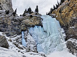 M��í �ty�icet metr� a p�ezdívá se mu Vodopád panenských slz. Najdete jej na...