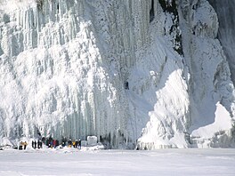 Vsadit m��ete na jistotu. Quebecké vodopády Montmorency jsou o t�iadvacet metr�...