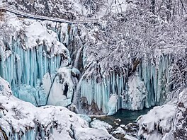 Co bylo tyrkysovou hladinou ztrácející se v zeleni, to se p�ebarvilo do...