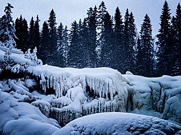 Leto�ní zima prom�nila Ristafallet, jeden z nejkrásn�j�ích vodopád� �védského...