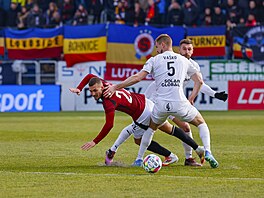 Luká� Haraslín ze Sparty (vlevo) se sna�í uvolnit dotírajícímu Filipu Va�kovi...