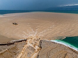 Hladina Mrtvého mo�e klesá o zhruba jeden metr za rok. Podle n�kterých odhad�...