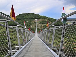 Visutá lávka má �est nosných lan, ka�dé o pr�m�ru sedm centimetr�. Ka�dé lano...