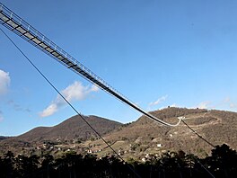 Most národní jednoty spojuje ma�arskou Kalvárii (památník p�ipomínající kdysi...