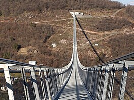 Podle starosty nav�tívilo most b�hem minulého roku 300 000 náv�t�vník� a...