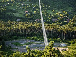 Jmenuje se Most národní jednoty, najdete jej v severovýchodním Ma�arsku u m�sta...