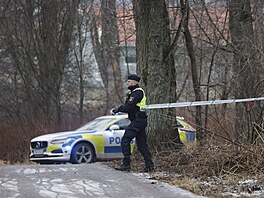 védská policie zasahuje u koly ve mst Örebro. (4. února 2025)
