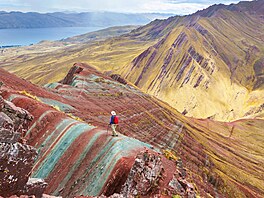 Duhové hory v Peru, známé také jako Vinicunca, jsou známé svými zá�ivými,...