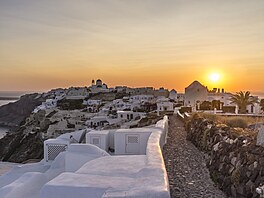 Jedním z nejznám�j�ích míst na sv�t�, kde lze pozorovat západ slunce, je �ecký...