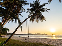 Pokud vám jeden západ slunce za den nesta�í, vydejte se na thajský Koh Maak,...