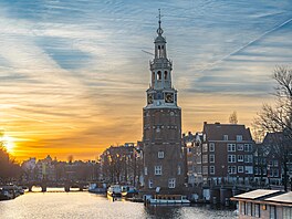 Amsterdamské kanály p�sobí kouzeln� v ka�dou denní dobu. Ale kdy� nad nimi...