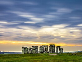 Stonehenge je prehistorická památka nacházející se v hrabství Wiltshire v...