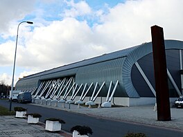 �ELEZO, BETON I D�EVO Halu navrhli architekti Martin Chválek, Tomá� Jan�a a Jan...