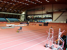 TARTAN Povrch, na n�m� atleti zápolí, je tartan. �Ten se nedá jednodu�e �istit...