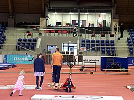 SPORTOVI�T� B�ecký ovál, který má �est drah, je dlouhý 200 metr�. Uprost�ed je...