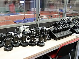 VYSÍLA�KY Po�adatelé mají p�ipravené vysíla�ky, které si rozdají, aby mohli...