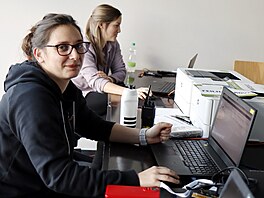 ZÁVODNÍ KANCELÁ� Tady organizáto�i �e�í p�ihlá�ky atlet� a jejich nasazování do...