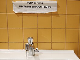 PIJTE VODU Majitelé haly tém�� nad ka�dým umývadlem v hale vylepili výzvu pro...